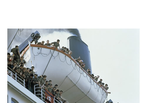 Soldados británicos dejan Southampton a bordo del RMS Queen Elizabeth 2, en su viaje a la Guerra de Malvinas, Mayo de 1982